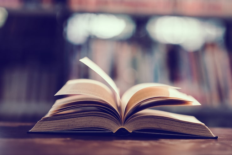 Gratis Bild bok i bibliotek med öppen lärobok