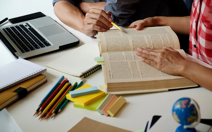 Gratis Bild bonding tillsammans universitet enhet bok läsning
