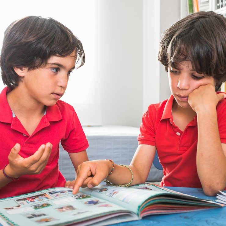 Gratis Bild bröder som pratar sittande med bok