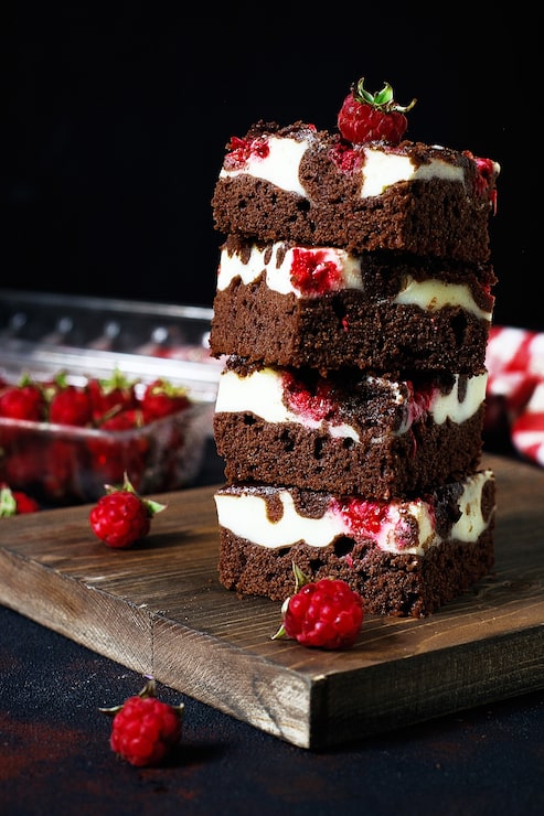 Gratis Bild browniestorn med keso cheesecake och hallon