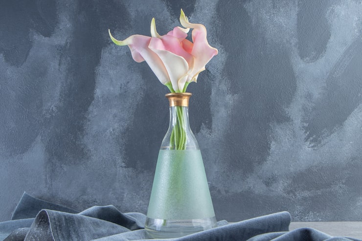 Gratis Foto calla lilje i en kande på et stykke stof, på marmorbaggrunden. høj kvalitet foto