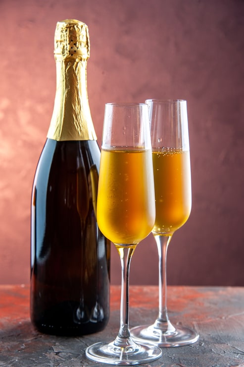 Gratis Bild champagne framifrån med flaska på ljus bakgrund dryck alkohol foto färg champagne nyår