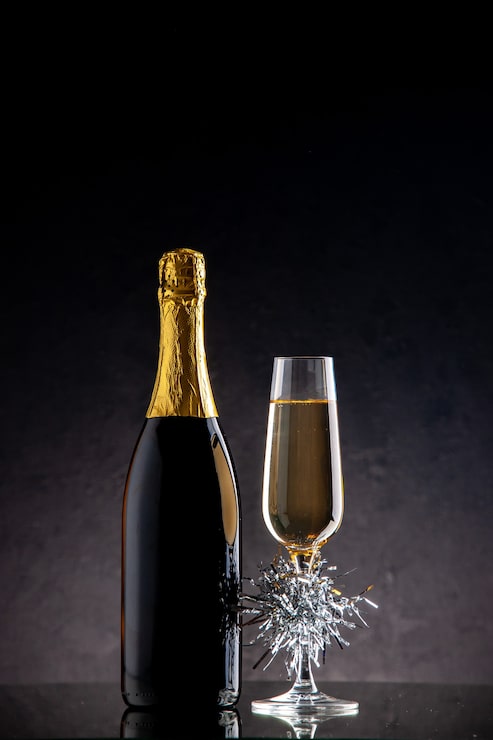 Gratis Bild champagneglasflaska framifrån på mörk yta