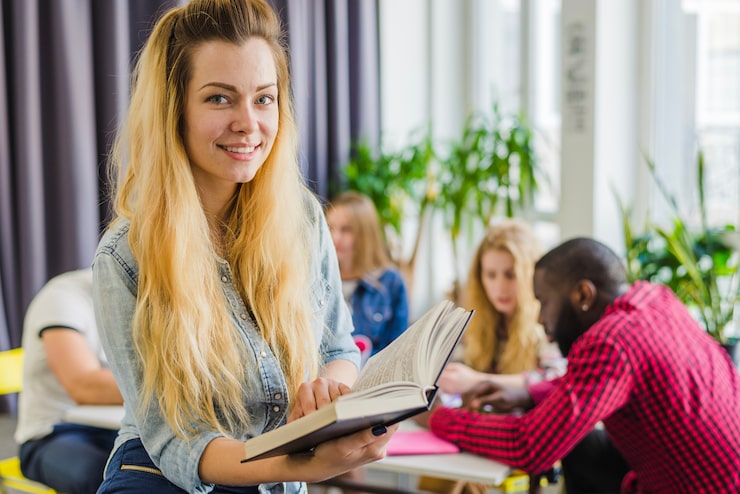 Gratis Bild charmig tjej med bok som poserar i rummet
