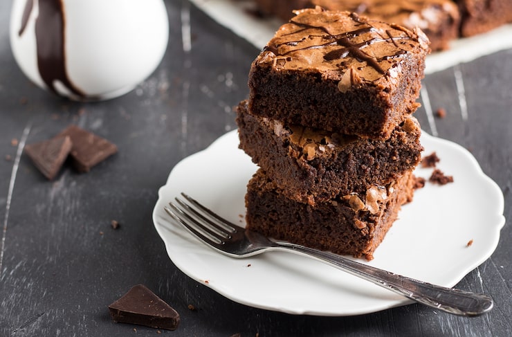 Gratis Bild chokladbrownie, kakbitar staplade på tallrik, hembakade bakverk