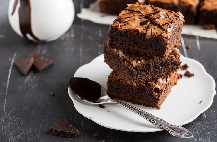 Gratis Bild chokladbrownie, kakbitar staplade på tallrik, hembakade bakverk
