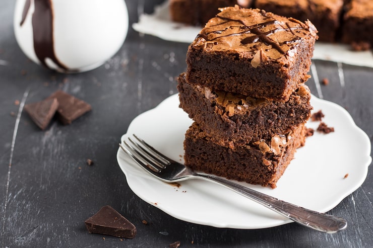 Gratis Bild chokladbrownie, kakbitar staplade på tallrik, hembakade bakverk