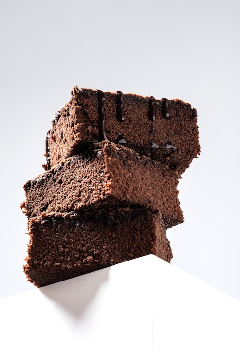 Gratis Bild chokladbrownie portioner på grå bakgrund