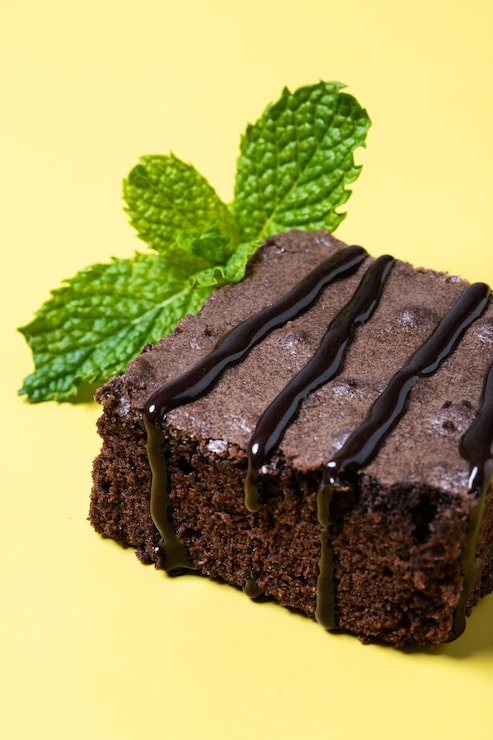 Gratis Bild chokladbrowniebitar på gul bakgrund