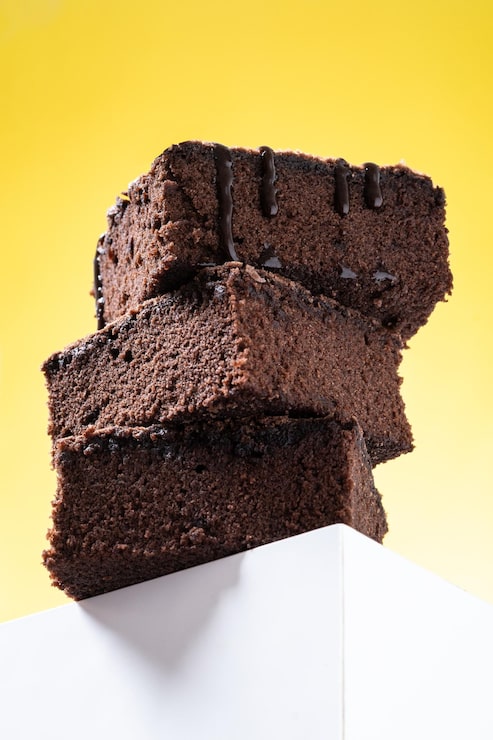 Gratis Bild chokladbrowniebitar på gul bakgrund