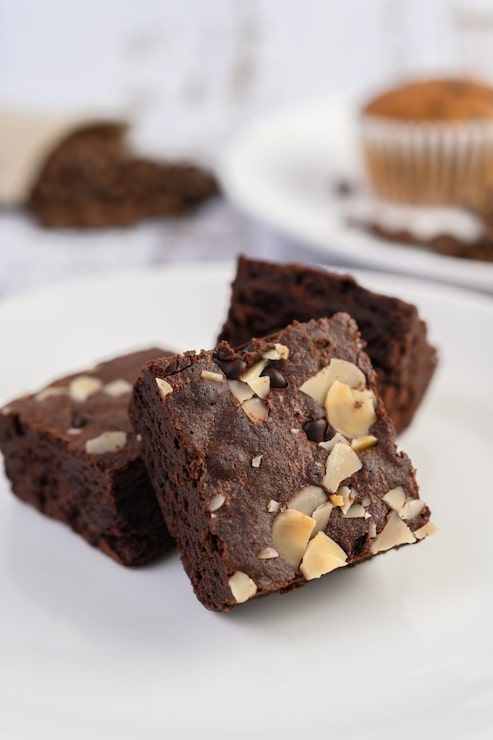 Gratis Bild chokladbrownies på en vit tallrik.