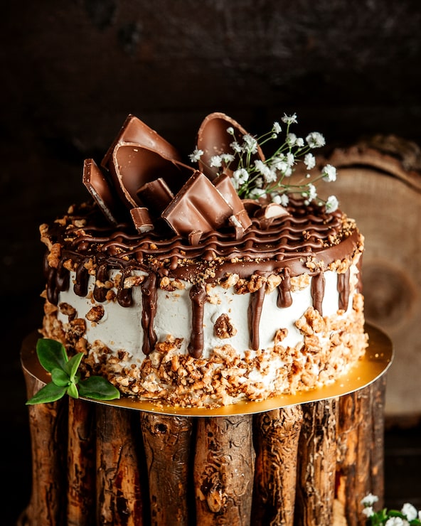 Gratis Bild chokladkaka med grädde nötter och chokladpålägg