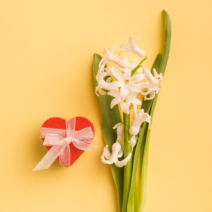 Gratis Foto dekorativt hjerte og friske blomster