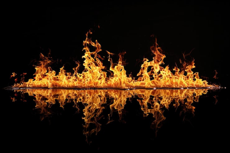 Gratis Bild eldflamma mot svart bakgrund