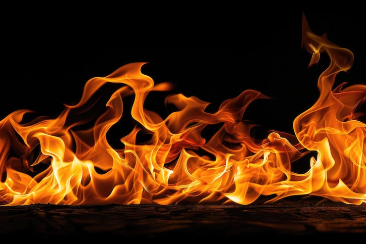 Gratis Bild eldflamma mot svart bakgrund