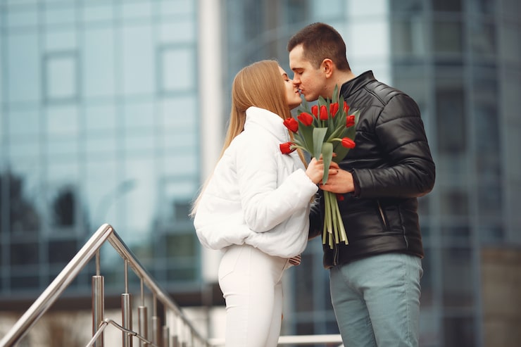 Gratis Foto europæisk par står sammen med blomster