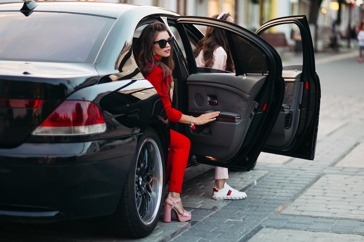 Gratis Bild fashionabla damer som kliver ut ur bilen.