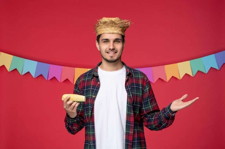 Gratis Bild festa junina glad söt kille som bär stråhatt och firar brasiliansk festival, äter god majs