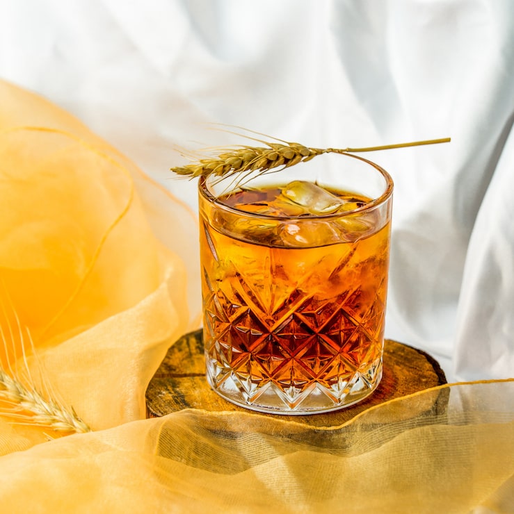 Gratis Bild fin blandad whisky med isbitar i ett glas.