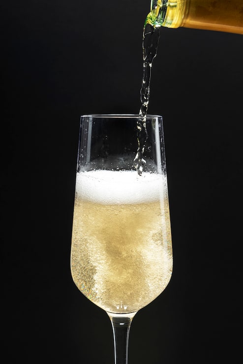 Gratis Bild flöjt med mousserande vin på svart bakgrund