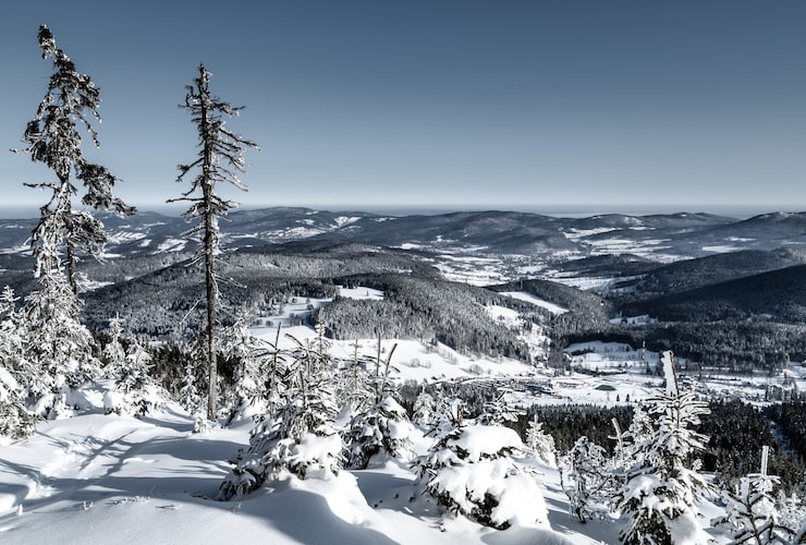Gratis Bild förtrollande vy över fälten med kullar täckta av snö under den blå himlen