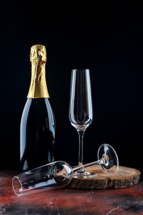 Gratis Bild framifrån ett par champagneglas på rustik bräda cahmpagne