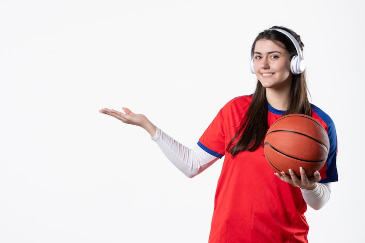 Gratis Bild framifrån leende ung kvinna i sportkläder med basketboll