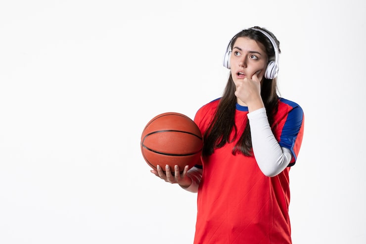 Gratis Bild framifrån ung kvinna i sportkläder med basketboll
