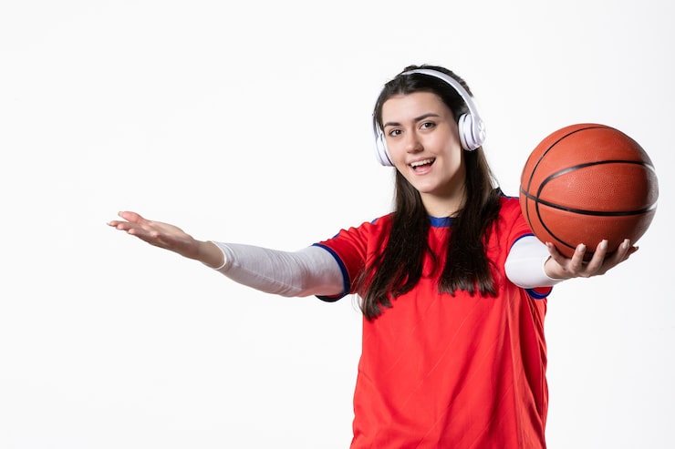 Gratis Bild framifrån ung kvinna i sportkläder med basketboll