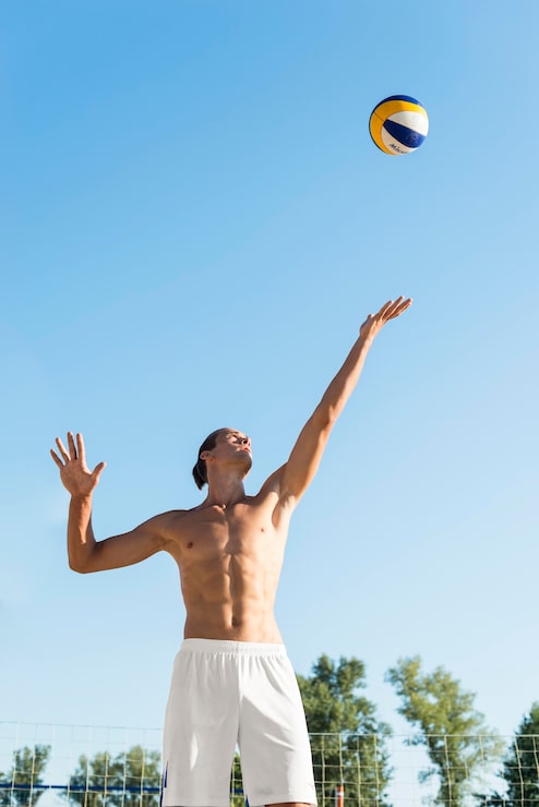 Gratis Bild framifrån vy av barbröstad manlig volleybollspelare som servar bollen