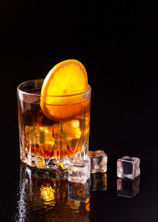 Gratis Bild framifrån whisky med apelsin och is