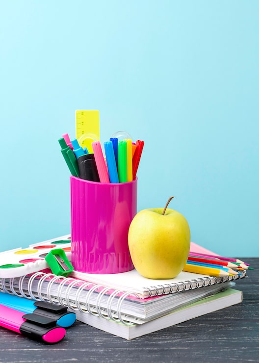 Gratis Bild framifrånvy av skolmaterial med äpple och anteckningsböcker