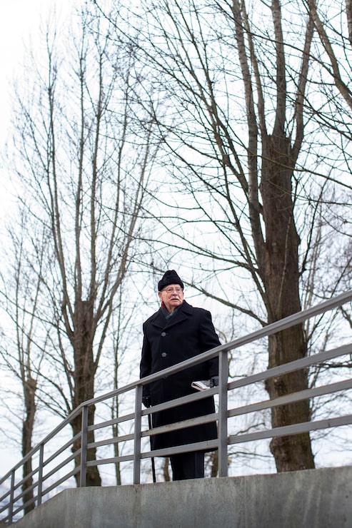 Gratis Foto fuld skud af ældre mand, der tager en spadseretur