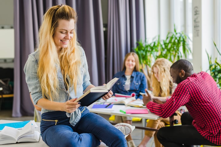 Gratis Bild glad kvinna med bok i klassrummet