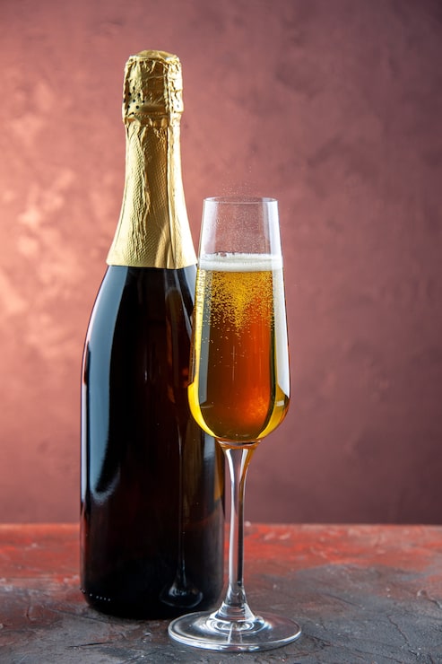 Gratis Bild glas champagne framifrån med flaska på en ljus dryck alkohol foto färg champagne nytt år