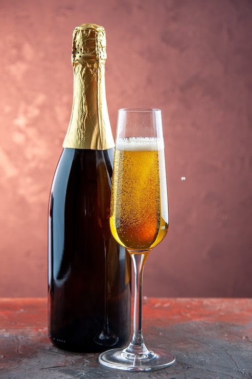 Gratis Bild glas champagne framifrån med flaska på ljus dryck alkohol foto färg champagne nytt år
