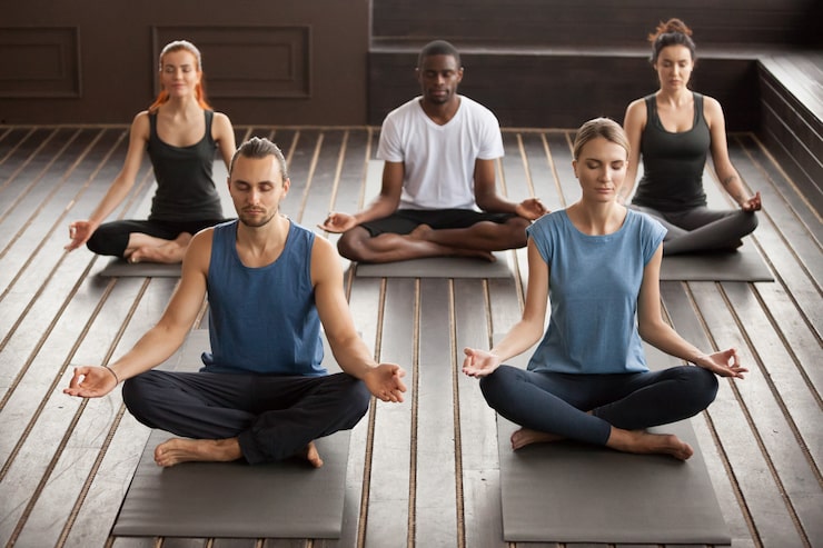 Gratis Bild grupp av unga yogis som sitter i sukhasana-övning