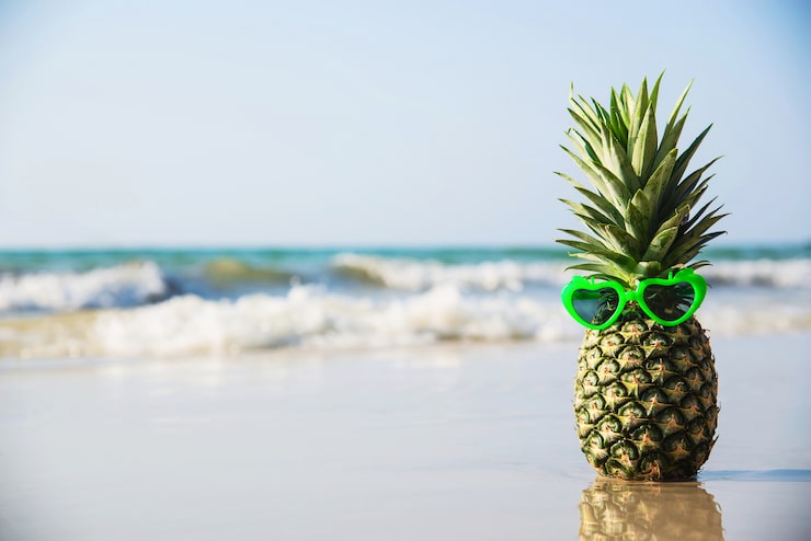 Gratis Bild härlig färsk ananas med hjärtformade solglasögon på ren sandstrand med havsvåg - färsk frukt med havssand sol semester koncept