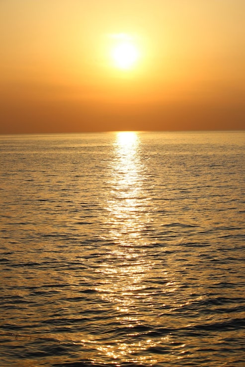 Gratis Foto hav under sollyset under den gyldne solnedgang - perfekt til tapeter og baggrunde