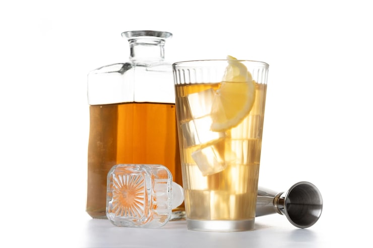 Gratis Bild highball whiskey med läsk och citron dryck isolerad på vit bakgrund