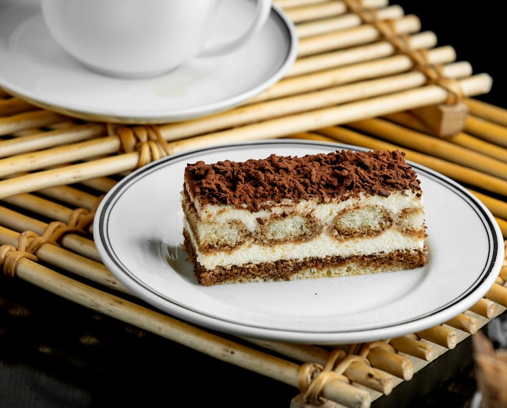 Gratis Bild italiensk tiramisu dessert tallrik serverad på bambubrädor