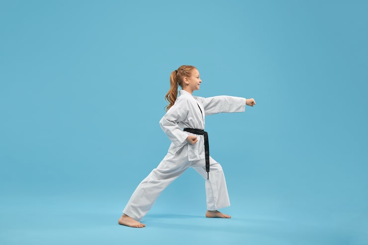 Gratis Bild karateflicka med svart bälte som tränar kampsport.