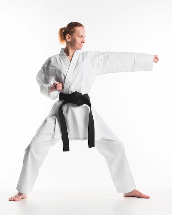 Gratis Bild kaukasisk kvinna som tränar karate