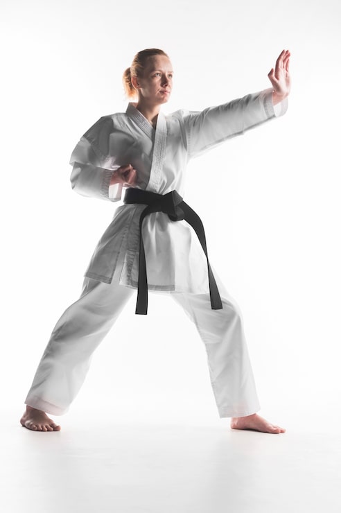 Gratis Bild kaukasisk kvinna tränar karate, helbild