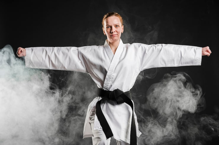 Gratis Bild kvinna i kimono som tränar taekwondo