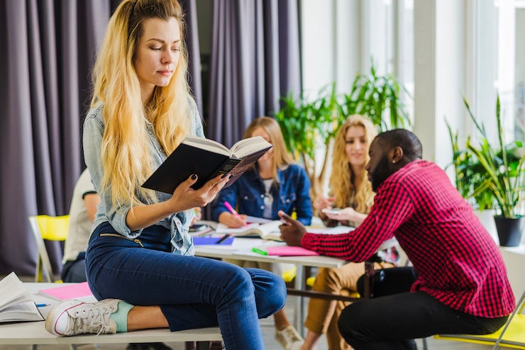Gratis Bild kvinna med bok och klasskamrater