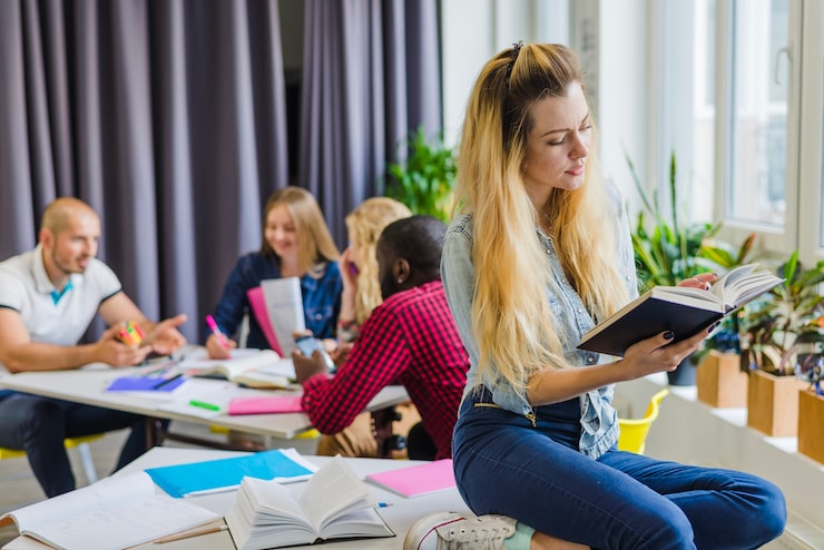 Gratis Bild kvinnlig student som poserar med lärobok