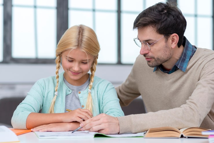 Gratis Bild läraren undervisar den unga studenten