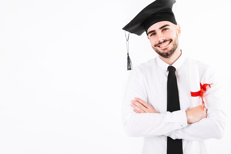 Gratis Bild leende man som står med examen