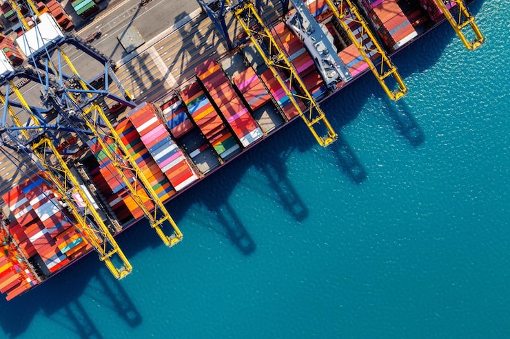 Gratis Foto luftfoto af fragtskib og fragtcontainer i havn